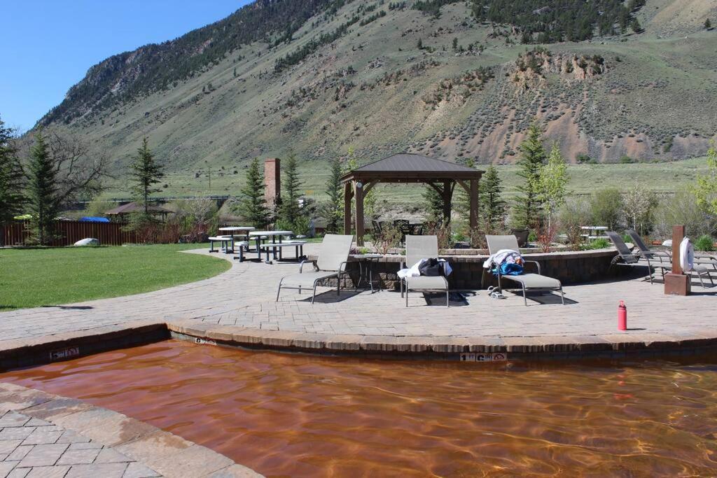 Bison Lodge - Lg Home - 2 Bedrooms - Less Than 5 Miles To Yellowstone North Entrance, Sleeps Up To 8 加德纳 外观 照片