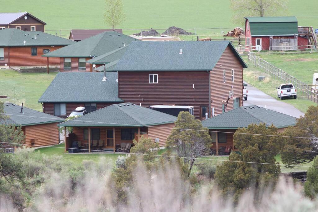 Bison Lodge - Lg Home - 2 Bedrooms - Less Than 5 Miles To Yellowstone North Entrance, Sleeps Up To 8 加德纳 外观 照片