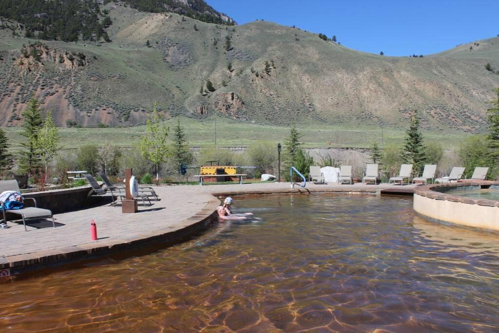 Bison Lodge - Lg Home - 2 Bedrooms - Less Than 5 Miles To Yellowstone North Entrance, Sleeps Up To 8 加德纳 外观 照片