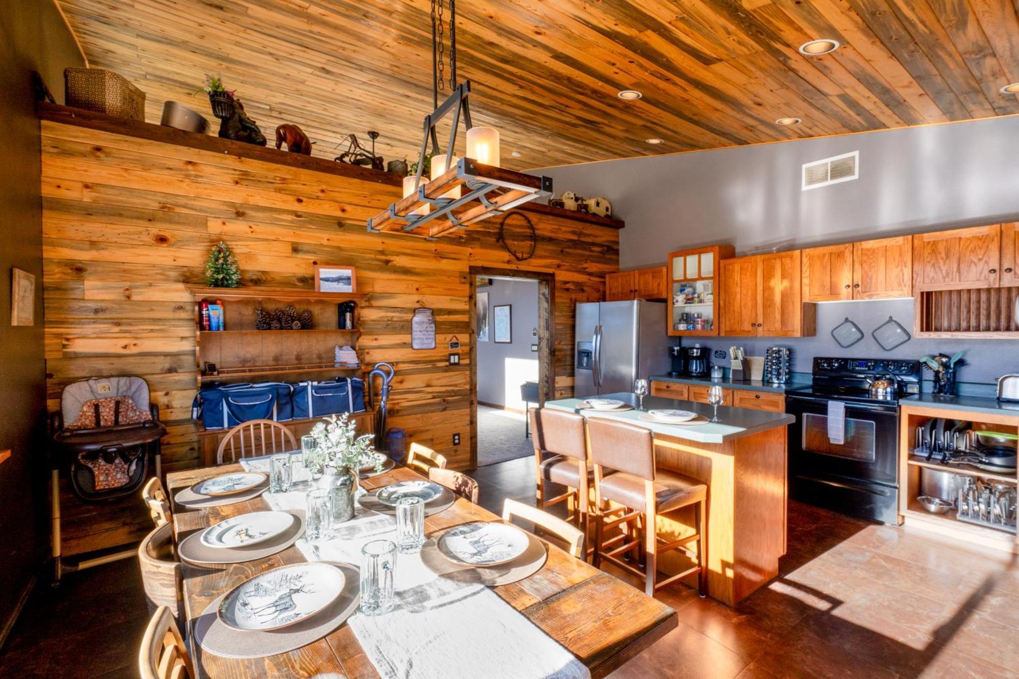 Bison Lodge - Lg Home - 2 Bedrooms - Less Than 5 Miles To Yellowstone North Entrance, Sleeps Up To 8 加德纳 外观 照片
