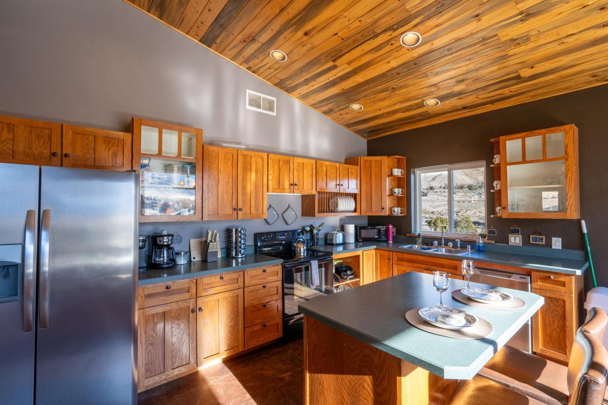 Bison Lodge - Lg Home - 2 Bedrooms - Less Than 5 Miles To Yellowstone North Entrance, Sleeps Up To 8 加德纳 外观 照片