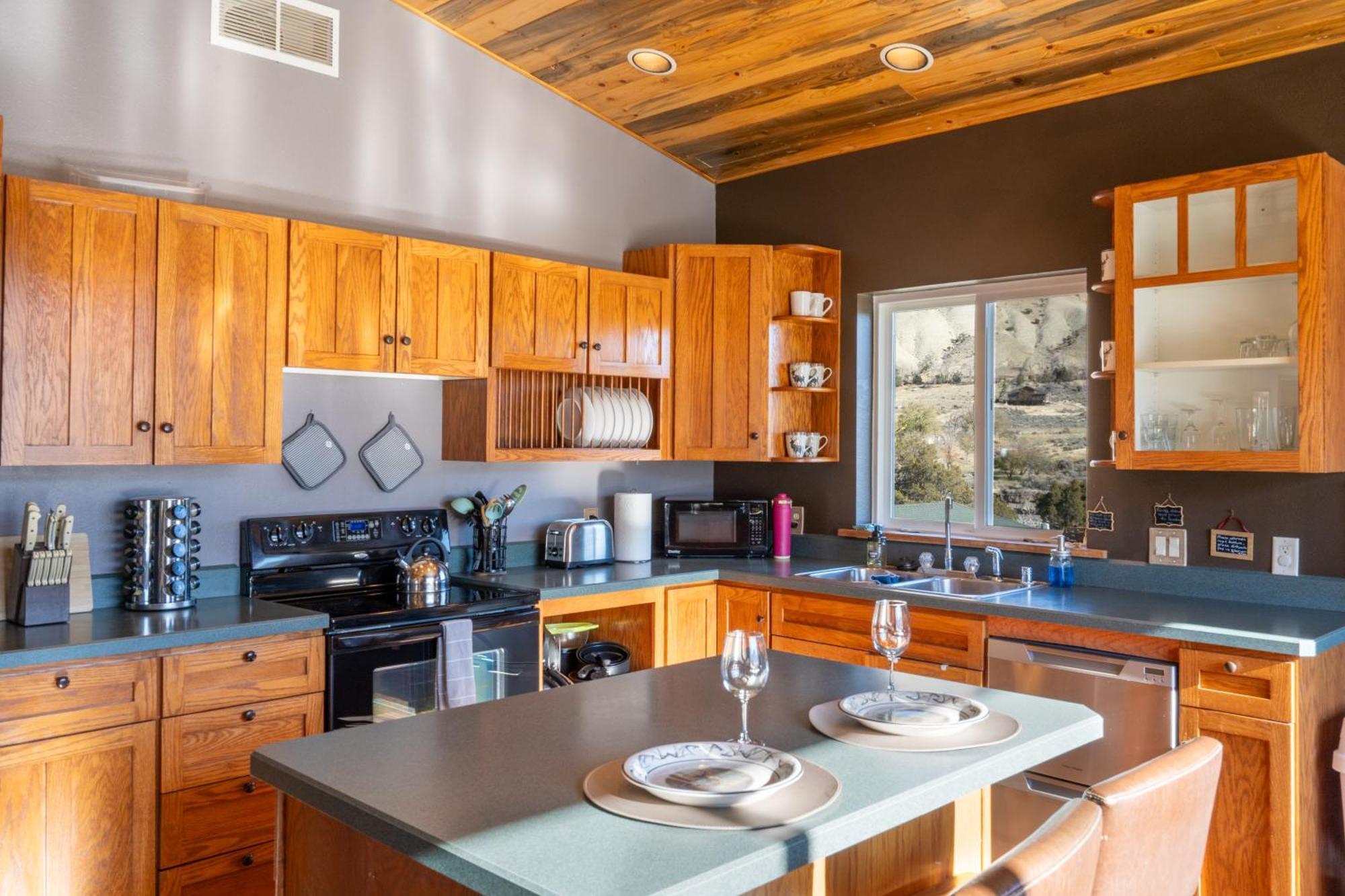 Bison Lodge - Lg Home - 2 Bedrooms - Less Than 5 Miles To Yellowstone North Entrance, Sleeps Up To 8 加德纳 外观 照片