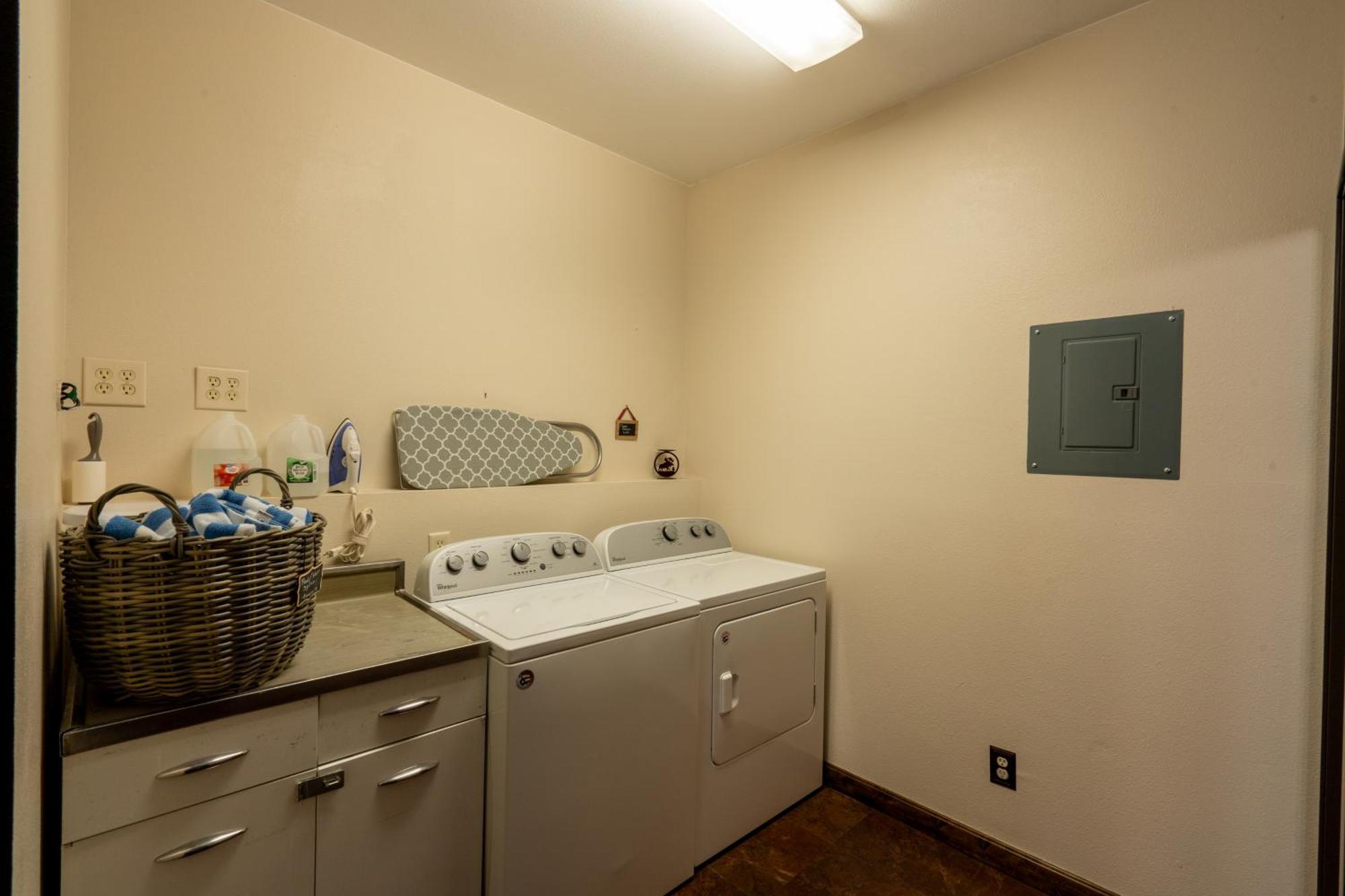 Bison Lodge - Lg Home - 2 Bedrooms - Less Than 5 Miles To Yellowstone North Entrance, Sleeps Up To 8 加德纳 外观 照片