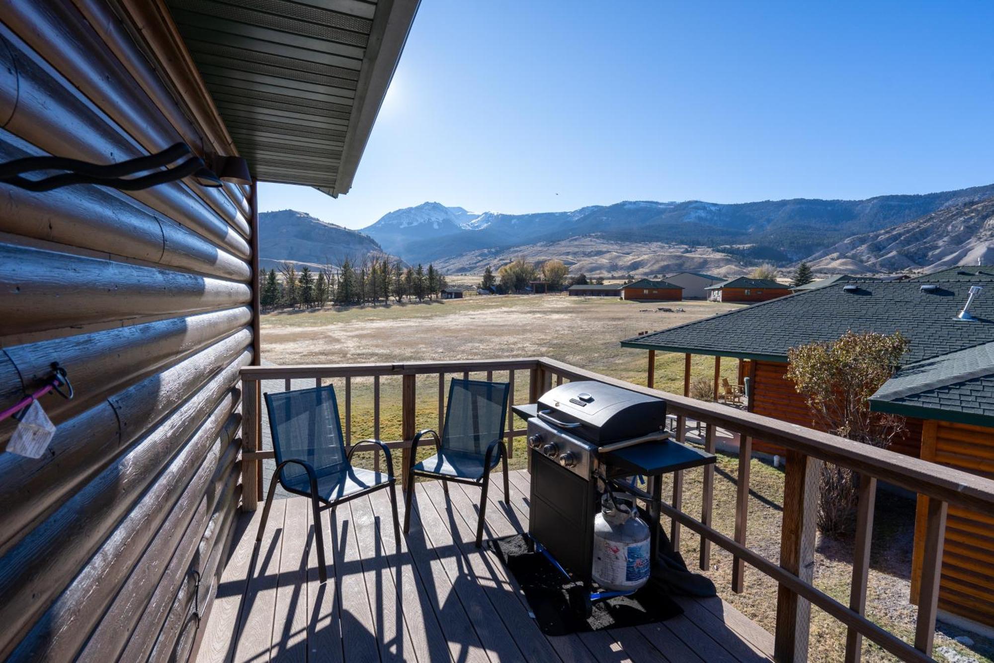 Bison Lodge - Lg Home - 2 Bedrooms - Less Than 5 Miles To Yellowstone North Entrance, Sleeps Up To 8 加德纳 外观 照片