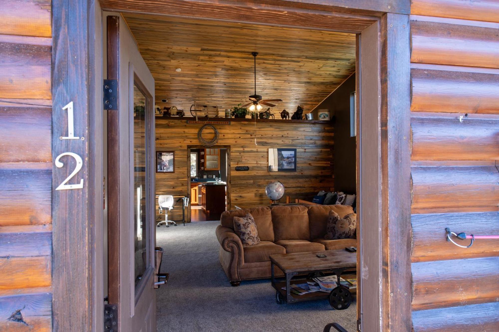 Bison Lodge - Lg Home - 2 Bedrooms - Less Than 5 Miles To Yellowstone North Entrance, Sleeps Up To 8 加德纳 外观 照片